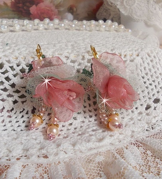 BO Douceur Poudr&eacute;e creado con cinta de organza, tul, cristales Swarovski, cuentas de cristal de Bohemia y rocailles