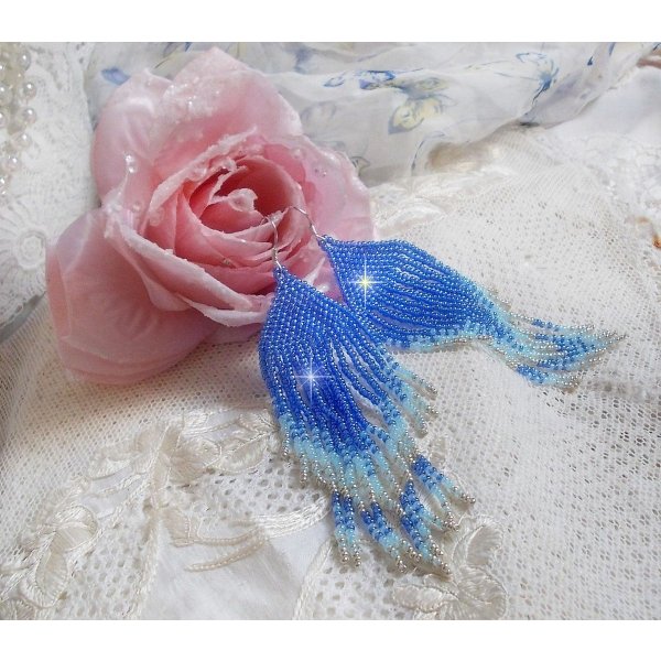 BO Sue&ntilde;os azules suaves creados con cuentas de rocalla de calidad en azul zafiro, azul cielo y plateado con ganchos para oreja de plata 925/1000