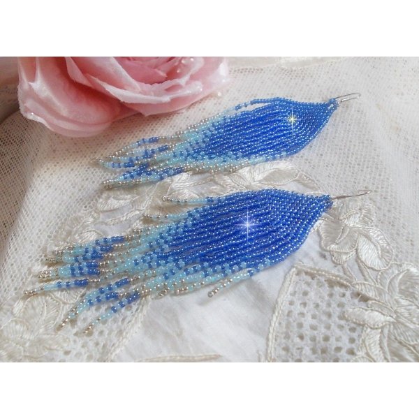 BO Sue&ntilde;os azules suaves creados con cuentas de rocalla de calidad en azul zafiro, azul cielo y plateado con ganchos para oreja de plata 925/1000