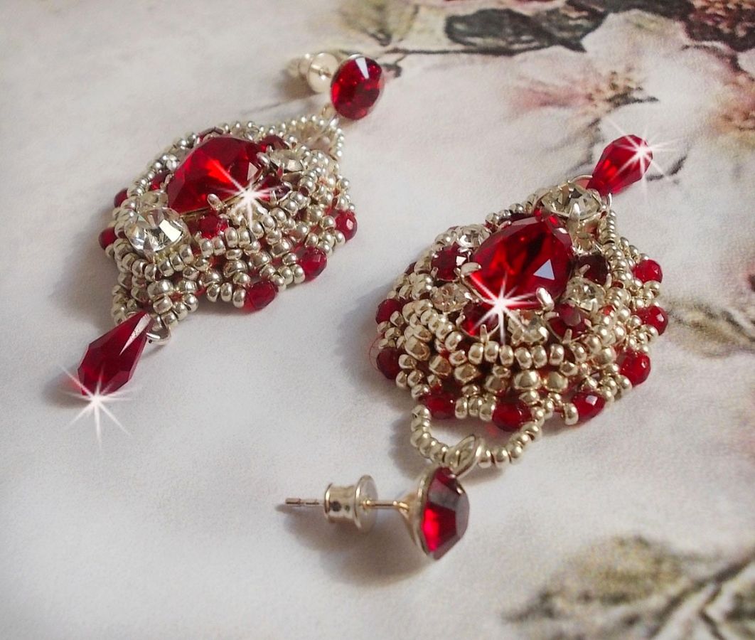 BO Drigon Rojo bordado con cabujones Siam de cristal de Swarovski, biseles, cuentas de plata y pendientes mariposa de plata 925/1000