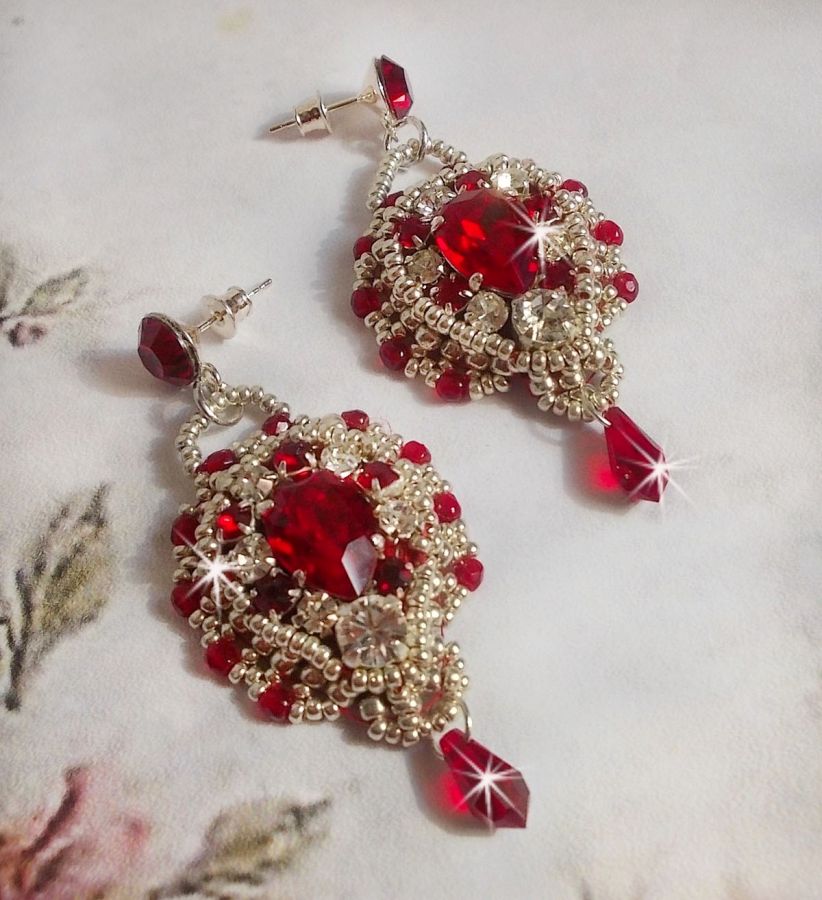 BO Drigon Rojo bordado con cabujones Siam de cristal de Swarovski, biseles, cuentas de plata y pendientes mariposa de plata 925/1000