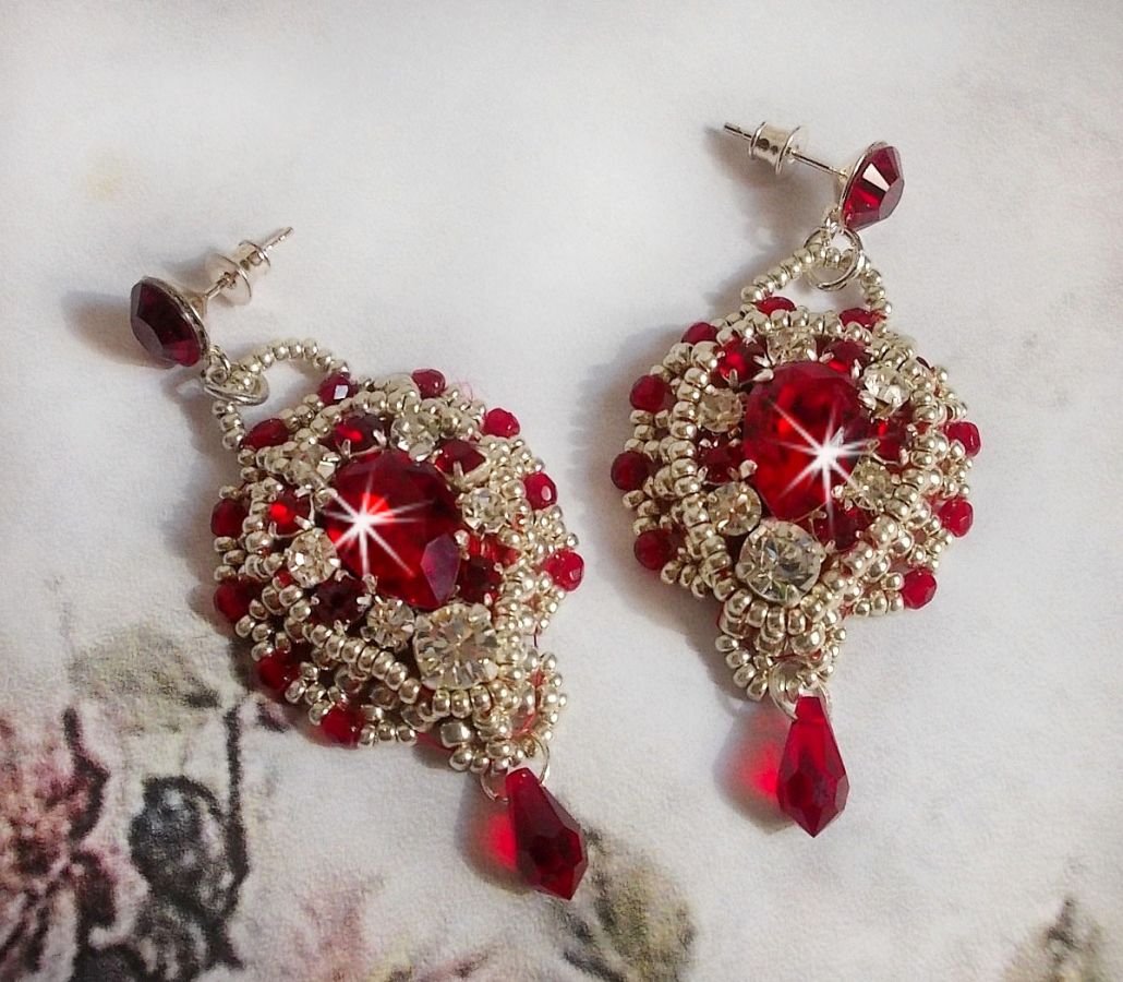 BO Drigon Rojo bordado con cabujones Siam de cristal de Swarovski, biseles, cuentas de plata y pendientes mariposa de plata 925/1000