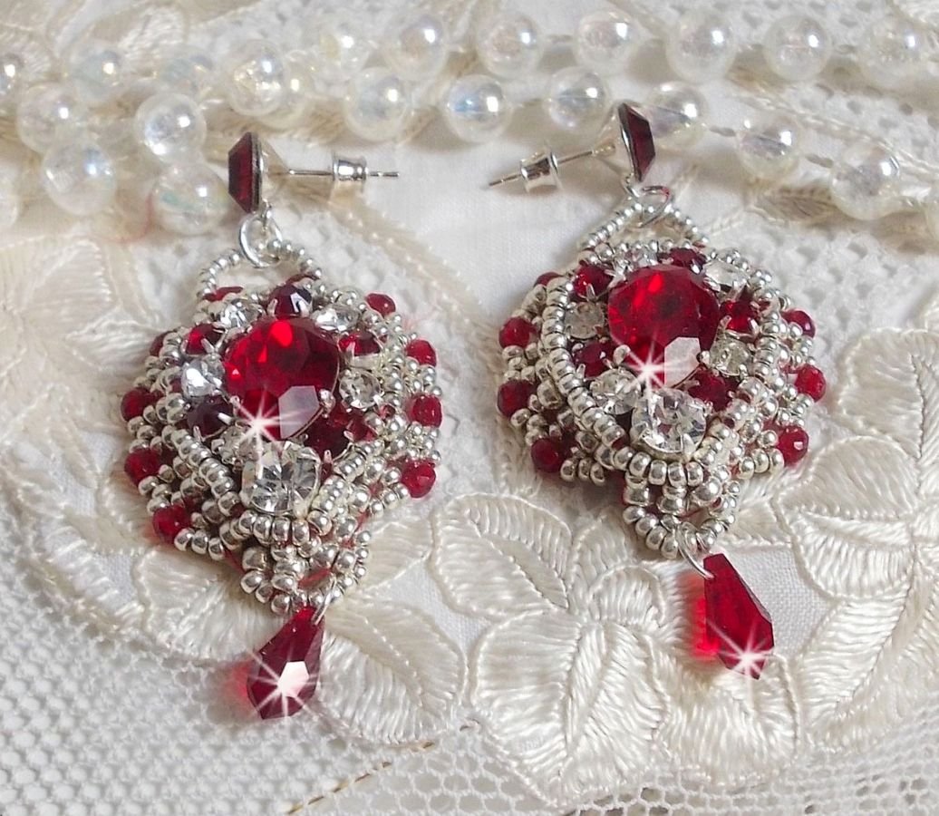 BO Drigon Rojo bordado con cabujones Siam de cristal de Swarovski, biseles, cuentas de plata y pendientes mariposa de plata 925/1000