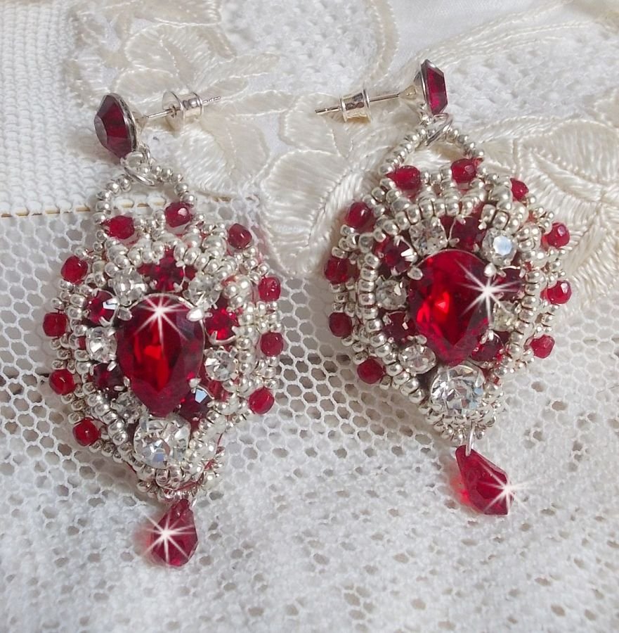 BO Drigon Rojo bordado con cabujones Siam de cristal de Swarovski, biseles, cuentas de plata y pendientes mariposa de plata 925/1000