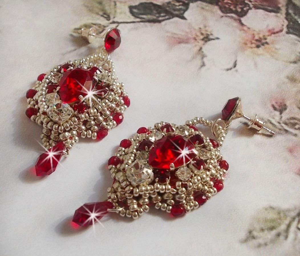 BO Drigon Rojo bordado con cabujones Siam de cristal de Swarovski, biseles, cuentas de plata y pendientes mariposa de plata 925/1000