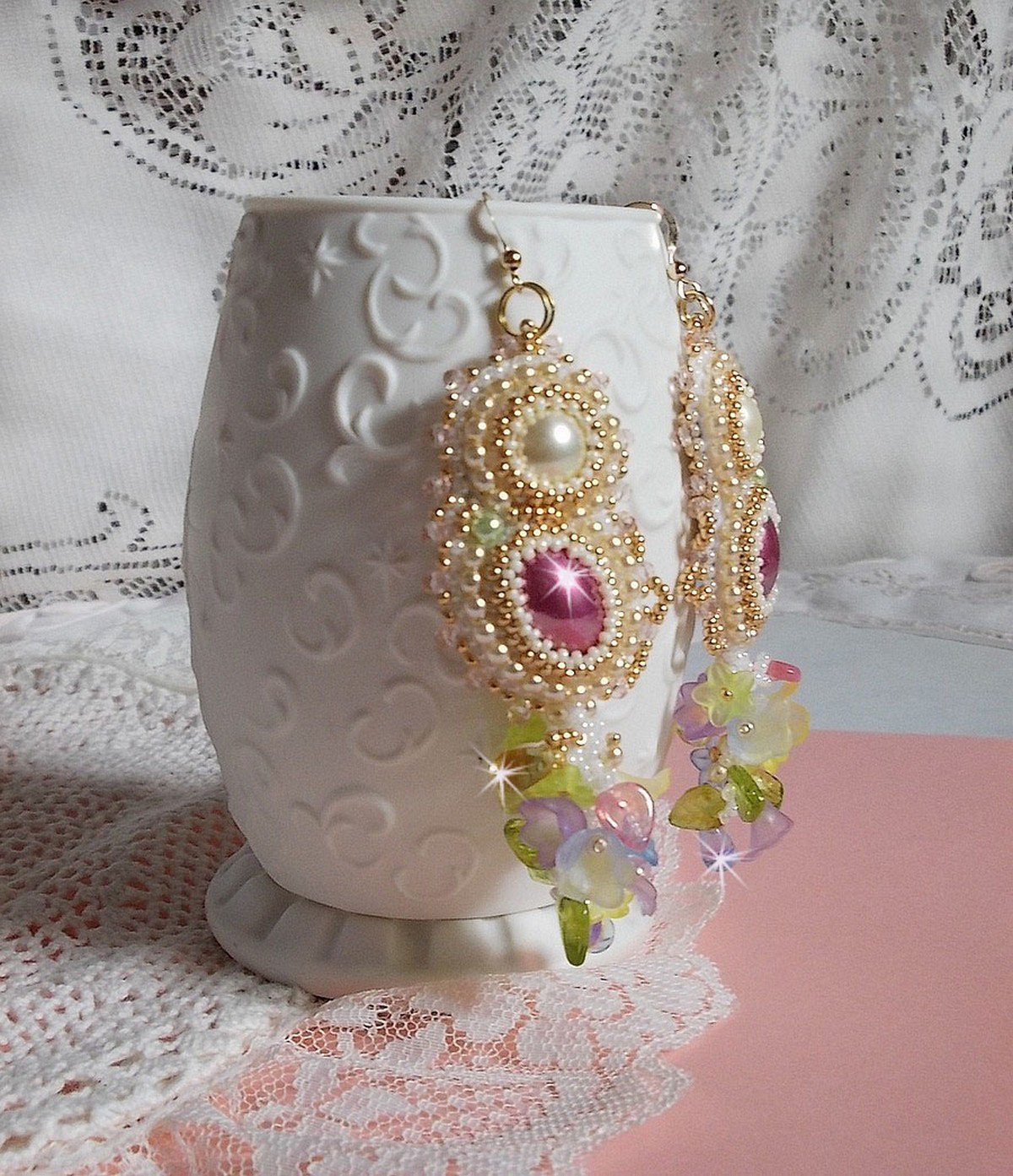 BO Envolée Fleurie bordada con flores de Lucite, cabujones de resina, cuentas redondas aplanadas, cuentas de rocalla y ganchos de oro de 14 quilates.