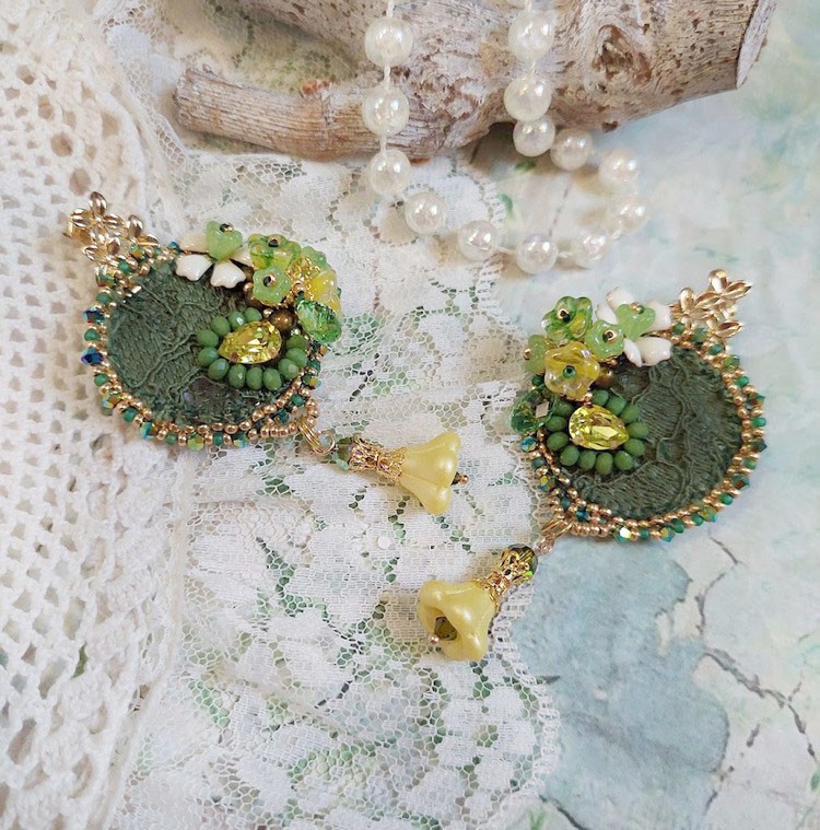 BO Espoir brod&eacute;es avec fleurs et rondes aplaties verres, dentelle, perles Cristal Swarovski