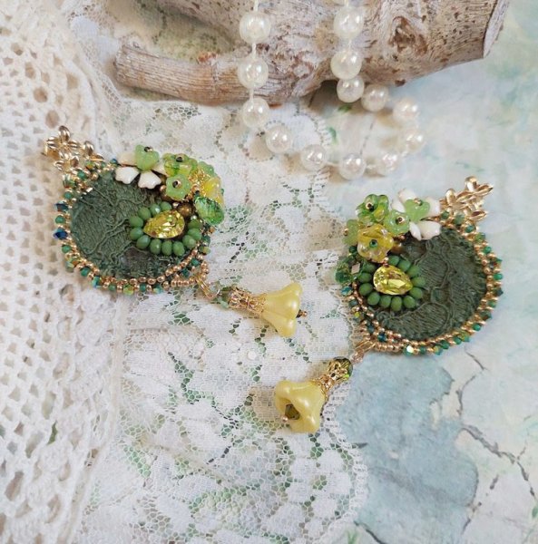 BO Espoir brod&eacute;es avec fleurs et rondes aplaties verres, dentelle, perles Cristal Swarovski