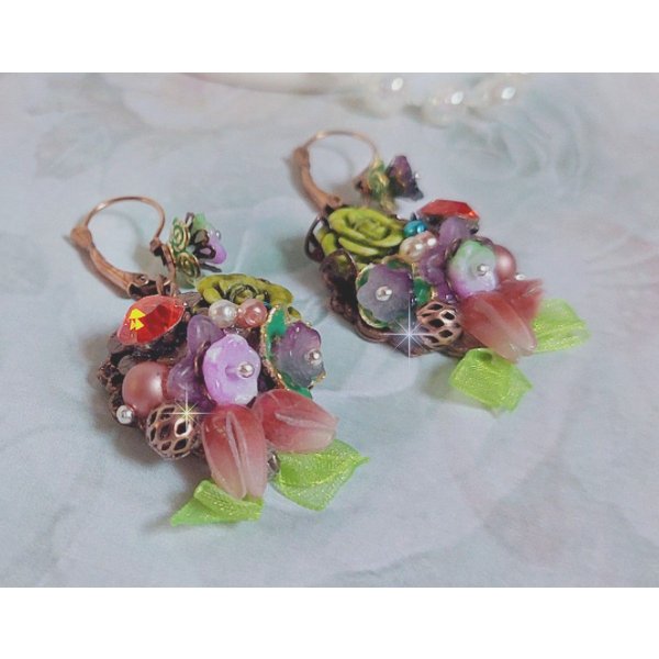 BO Fantas&iacute;a de Flores creada con cristales, perlas redondas, cuentas, campanillas de resina, cristal y cinta de Organza An&iacute;s