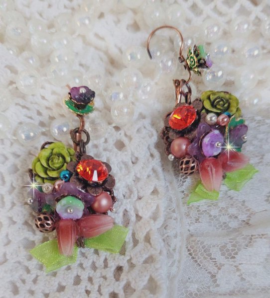 BO Fantas&iacute;a de Flores creada con cristales, perlas redondas, cuentas, campanillas de resina, cristal y cinta de Organza An&iacute;s