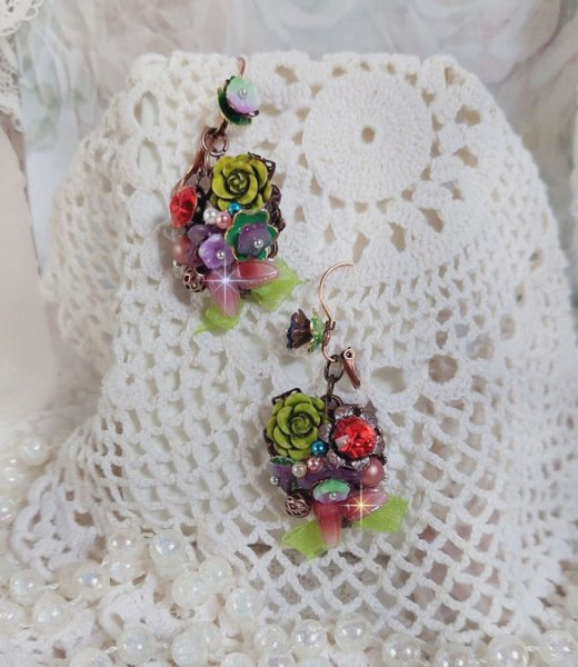 BO Fantas&iacute;a de Flores creada con cristales, perlas redondas, cuentas, campanillas de resina, cristal y cinta de Organza An&iacute;s