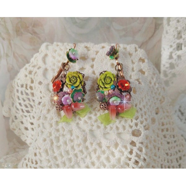 BO Fantas&iacute;a de Flores creada con cristales, perlas redondas, cuentas, campanillas de resina, cristal y cinta de Organza An&iacute;s