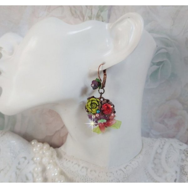 BO Fantas&iacute;a de Flores creada con cristales, perlas redondas, cuentas, campanillas de resina, cristal y cinta de Organza An&iacute;s