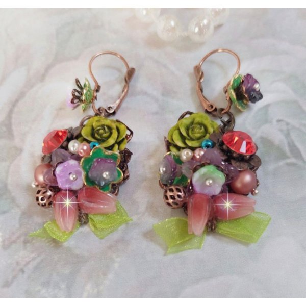 BO Fantas&iacute;a de Flores creada con cristales, perlas redondas, cuentas, campanillas de resina, cristal y cinta de Organza An&iacute;s