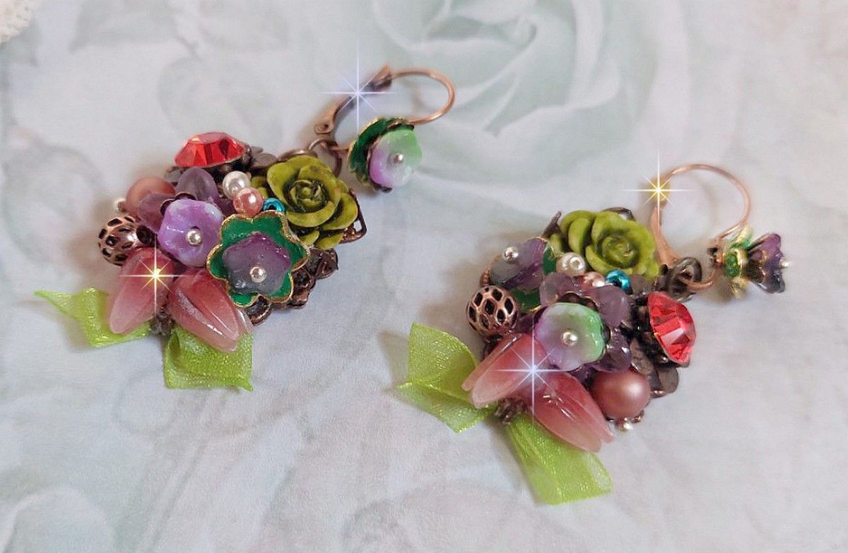 BO Fantasía de Flores creada con cristales, perlas redondas, cuentas, campanillas de resina, cristal y cinta de Organza Anís