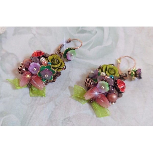BO Fantasía de Flores creada con cristales, perlas redondas, cuentas, campanillas de resina, cristal y cinta de Organza Anís