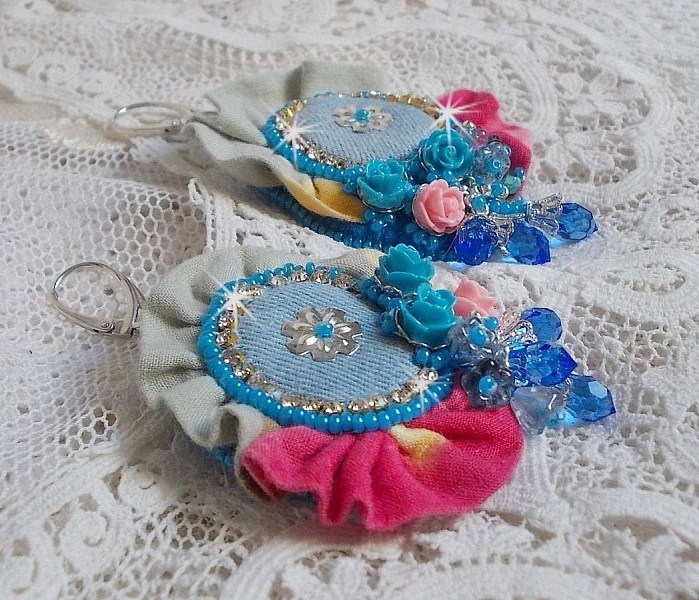 BO Far West bordado con tela vaquera, rosas de resina, cristales de Swarovski, abalorios varios, cuentas de semillas y durmientes de plata 925/1000 y otros abalorios