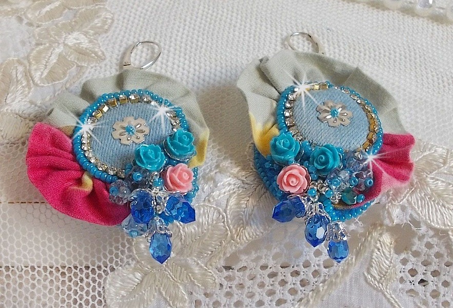 BO Far West bordado con tela vaquera, rosas de resina, cristales de Swarovski, abalorios varios, cuentas de semillas y durmientes de plata 925/1000 y otros abalorios