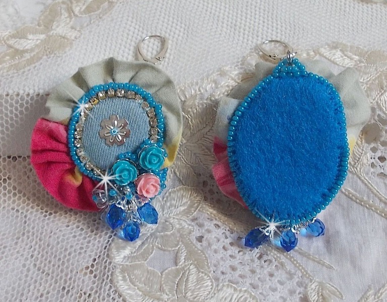 BO Far West bordado con tela vaquera, rosas de resina, cristales de Swarovski, abalorios varios, cuentas de semillas y durmientes de plata 925/1000 y otros abalorios