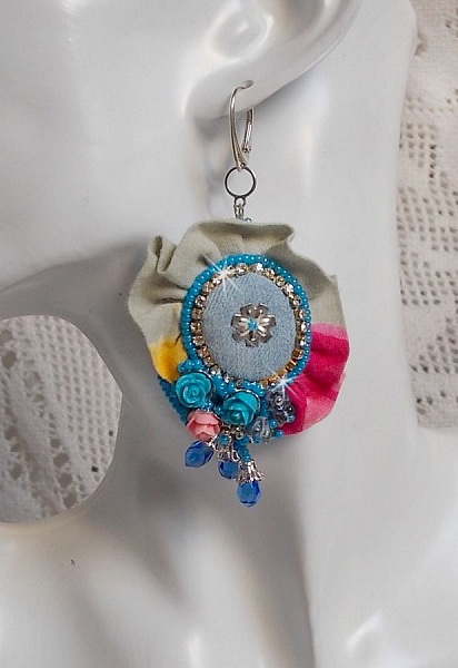 BO Far West bordado con tela vaquera, rosas de resina, cristales de Swarovski, abalorios varios, cuentas de semillas y durmientes de plata 925/1000 y otros abalorios