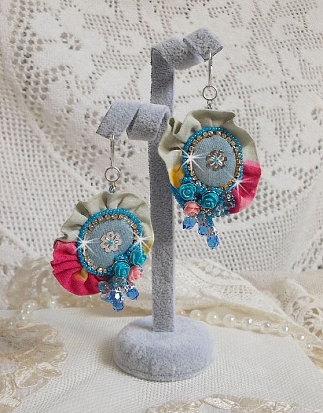 BO Far West bordado con tela vaquera, rosas de resina, cristales de Swarovski, abalorios varios, cuentas de semillas y durmientes de plata 925/1000 y otros abalorios