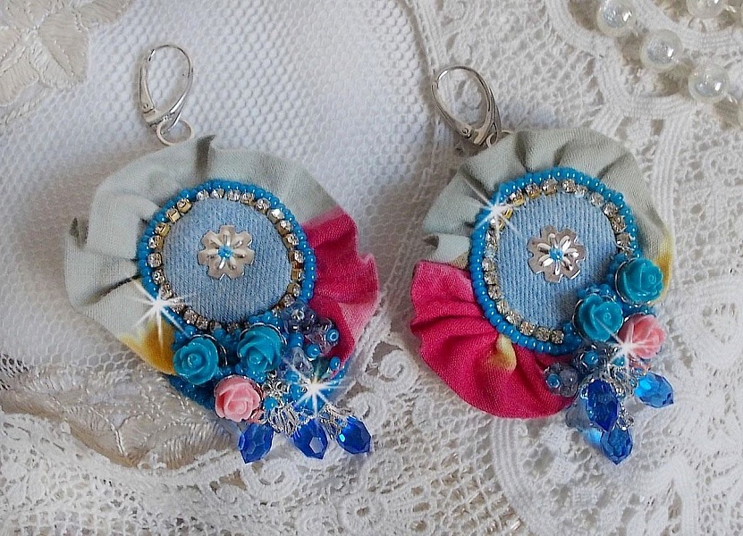 BO Far West bordado con tela vaquera, rosas de resina, cristales de Swarovski, abalorios varios, cuentas de semillas y durmientes de plata 925/1000 y otros abalorios