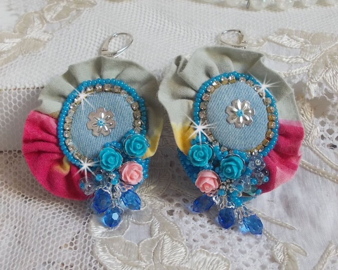 BO Far West bordado con tela vaquera, rosas de resina, cristales de Swarovski, abalorios varios, cuentas de semillas y durmientes de plata 925/1000 y otros abalorios