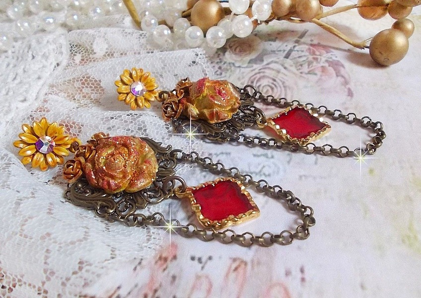 BO Feu de Lumi&egrave;re avec des cabochons roses de couleur Jaune et rouge en porcelaine, cristaux, mont&eacute;s sur estampes, feuilles en laiton, boucles marguerites &eacute;maill&eacute;es et pendentifs vitrail Rouge