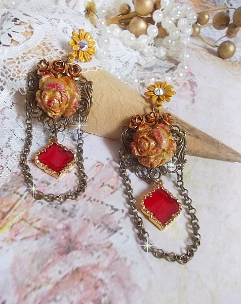 BO Feu de Lumi&egrave;re avec des cabochons roses de couleur Jaune et rouge en porcelaine, cristaux, mont&eacute;s sur estampes, feuilles en laiton, boucles marguerites &eacute;maill&eacute;es et pendentifs vitrail Rouge