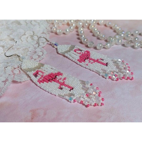 BO Les Flamants Blancs et Roses mont&eacute;es aux rocailles de qualit&eacute; en verre. Couleurs : Blanc et Rose. S&rsquo;ajoute aux rocailles des toupies Blanches. Le tout est associ&eacute; &agrave; des crochets en argent 925.