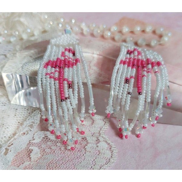 BO Les Flamants Blancs et Roses mont&eacute;es aux rocailles de qualit&eacute; en verre. Couleurs : Blanc et Rose. S&rsquo;ajoute aux rocailles des toupies Blanches. Le tout est associ&eacute; &agrave; des crochets en argent 925.