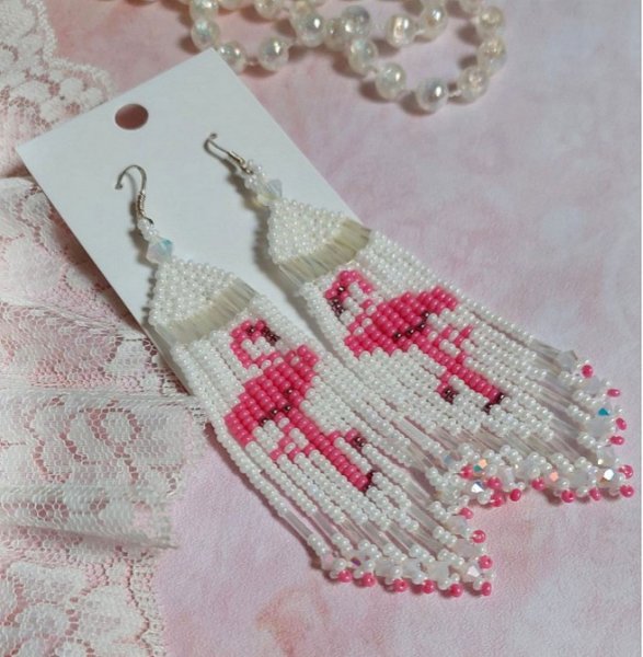 BO Les Flamants Blancs et Roses mont&eacute;es aux rocailles de qualit&eacute; en verre. Couleurs : Blanc et Rose. S&rsquo;ajoute aux rocailles des toupies Blanches. Le tout est associ&eacute; &agrave; des crochets en argent 925.