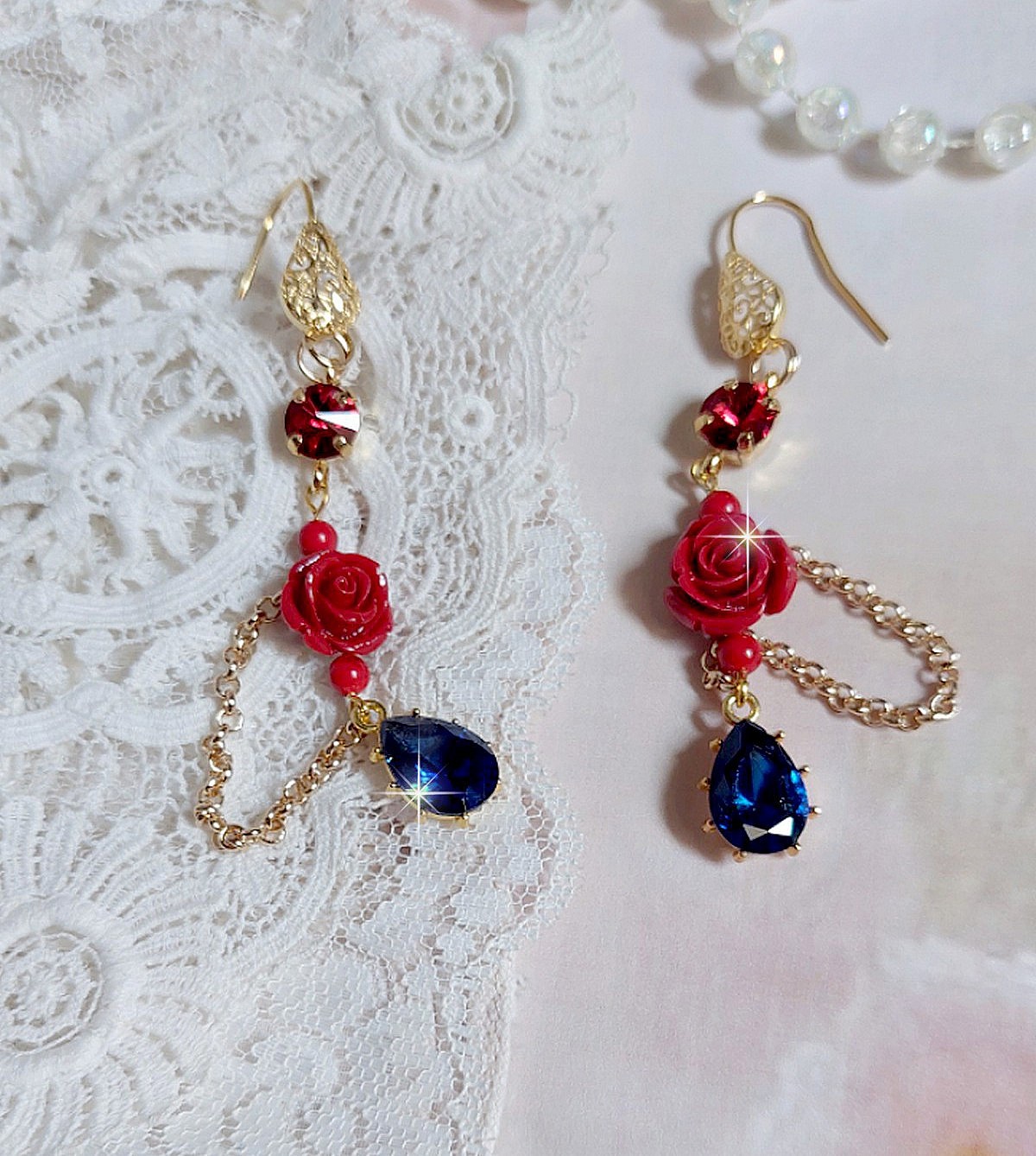 BO Flamenca mont&eacute;es avec cabochons en Cristal, roses en R&eacute;sine, perles rondes en Jade, une cha&icirc;ne avec des poires en oxyde de Zirconium