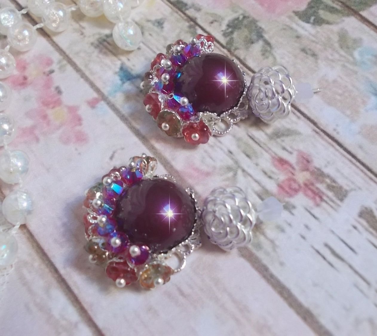 BO Fleurs de Cabaret avec des cabochons ronds Bordeaux en cristal de Swarovski, des toupies Fuschia, des fleurs clochettes en verre sur une base pendentif argentée et des clous d'oreilles en métal