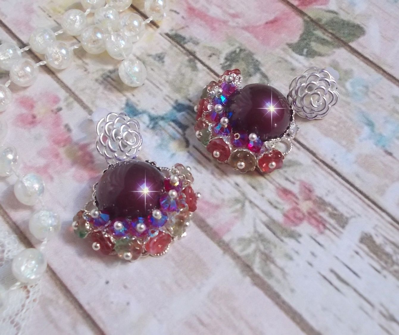 BO Fleurs de Cabaret avec des cabochons ronds Bordeaux en cristal de Swarovski, des toupies Fuschia, des fleurs clochettes en verre sur une base pendentif argentée et des clous d'oreilles en métal