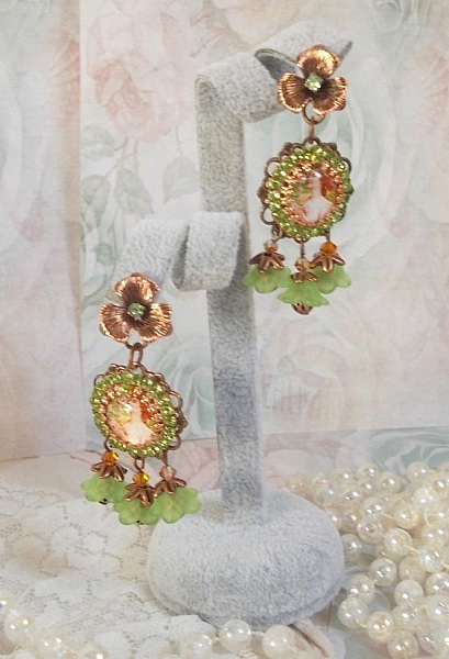 BO Bosque de flores creado con flores de lucita, cabujones de lupa, cristales, estampados y accesorios varios