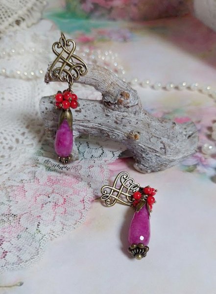 BO Framboises mont&eacute;es avec des perles en Jade, clous, rondelles, coupelles et crochets d'oreilles estampes 