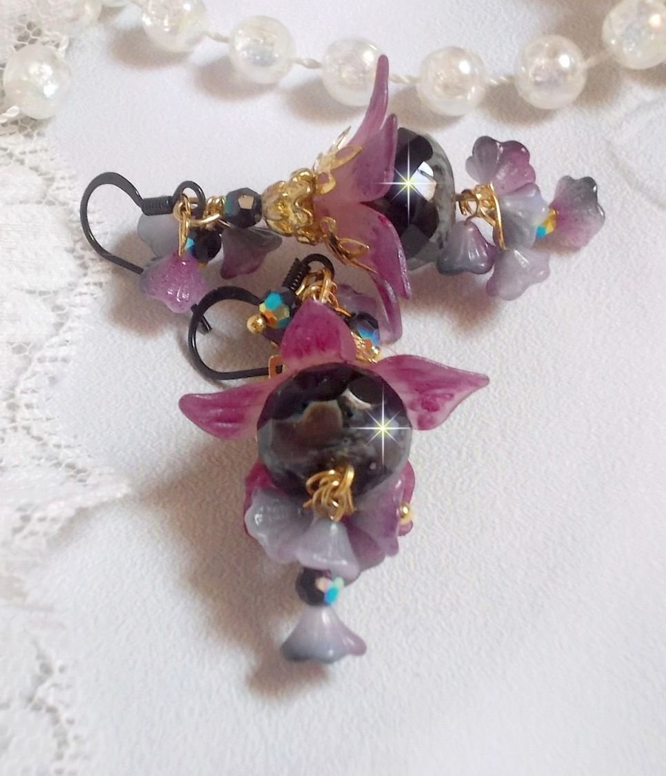 BO Funky Black creado con flores de Lucite pintadas a mano en morado, cristales, cuentas de cristal y varios accesorios dorados y negros.