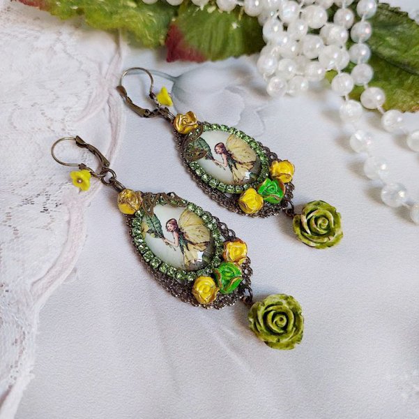 BO F&eacute;e papillon mont&eacute;es avec cabochons ovales verres, strass, fleurs polym&egrave;res et dormeuses en laiton