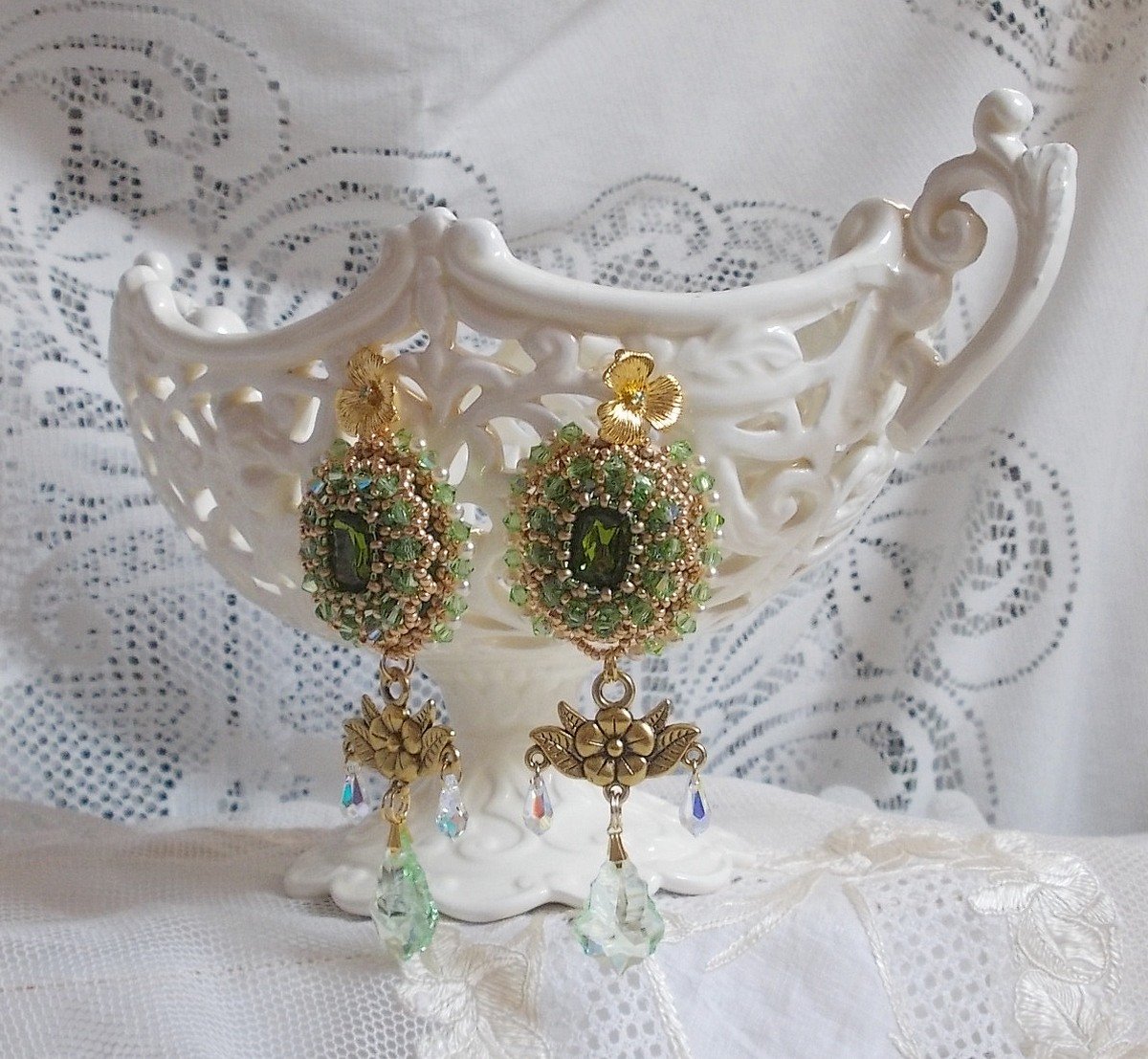 BO Garden Party bordado con cabujones verdes vintage, cristales de Swarovski, perlas y rocallas Miyuki