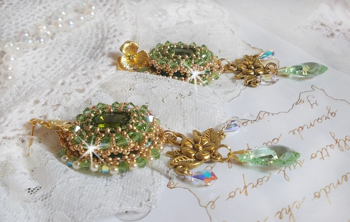 BO Garden Party bordado con cabujones verdes vintage, cristales de Swarovski, perlas y rocallas Miyuki