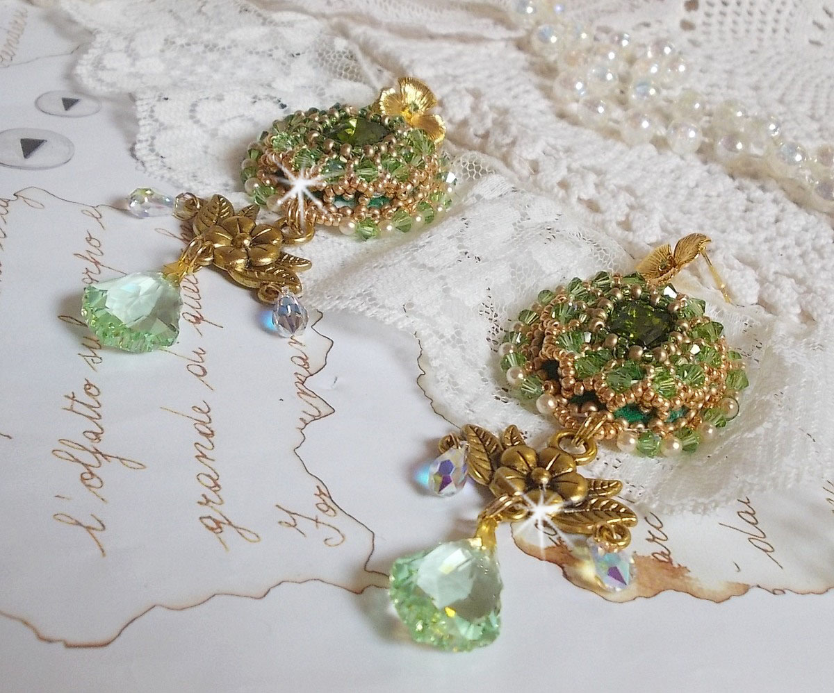 BO Garden Party bordado con cabujones verdes vintage, cristales de Swarovski, perlas y rocallas Miyuki