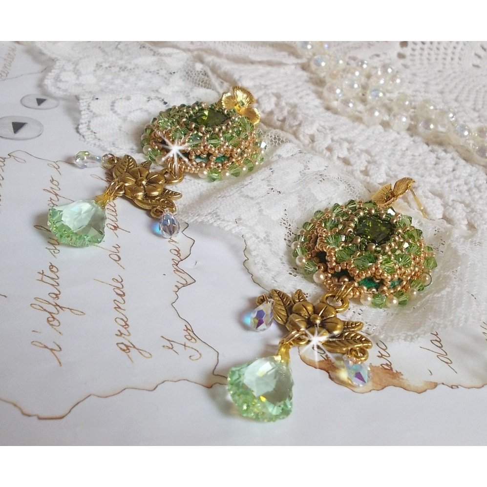 BO Garden Party bordado con cabujones verdes vintage, cristales de Swarovski, perlas y rocallas Miyuki