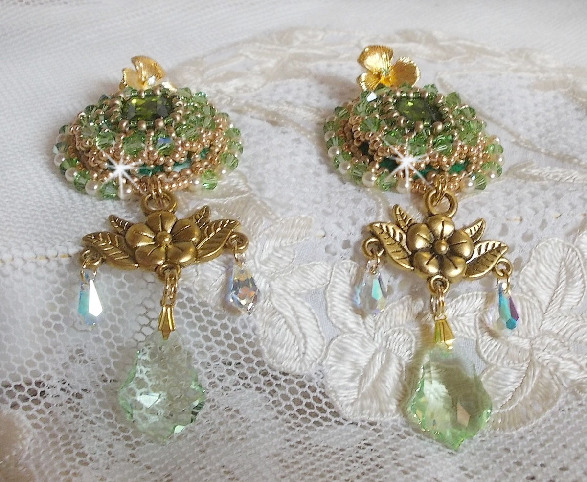 BO Garden Party bordado con cabujones verdes vintage, cristales de Swarovski, perlas y rocallas Miyuki