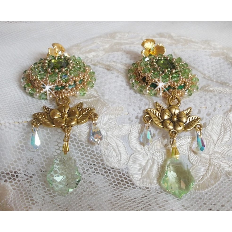 BO Garden Party bordado con cabujones verdes vintage, cristales de Swarovski, perlas y rocallas Miyuki