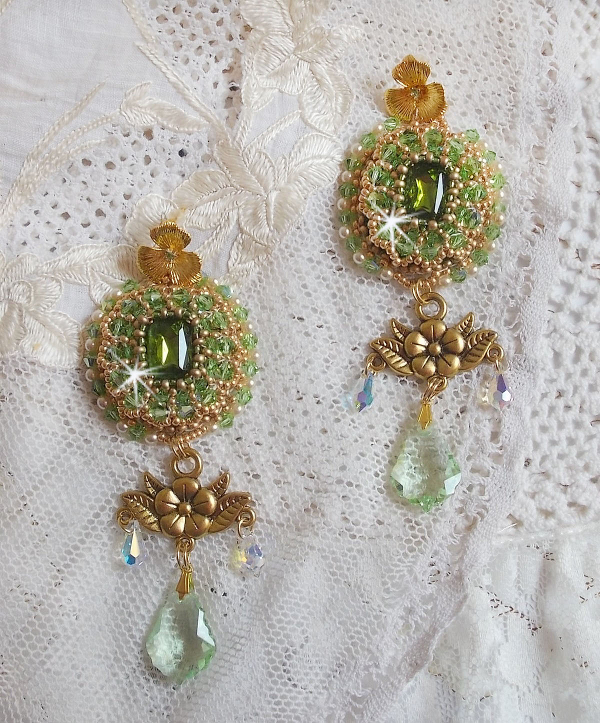 BO Garden Party bordado con cabujones verdes vintage, cristales de Swarovski, perlas y rocallas Miyuki