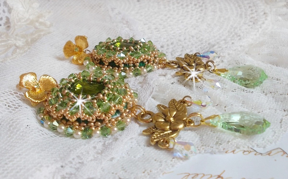 BO Garden Party bordado con cabujones verdes vintage, cristales de Swarovski, perlas y rocallas Miyuki