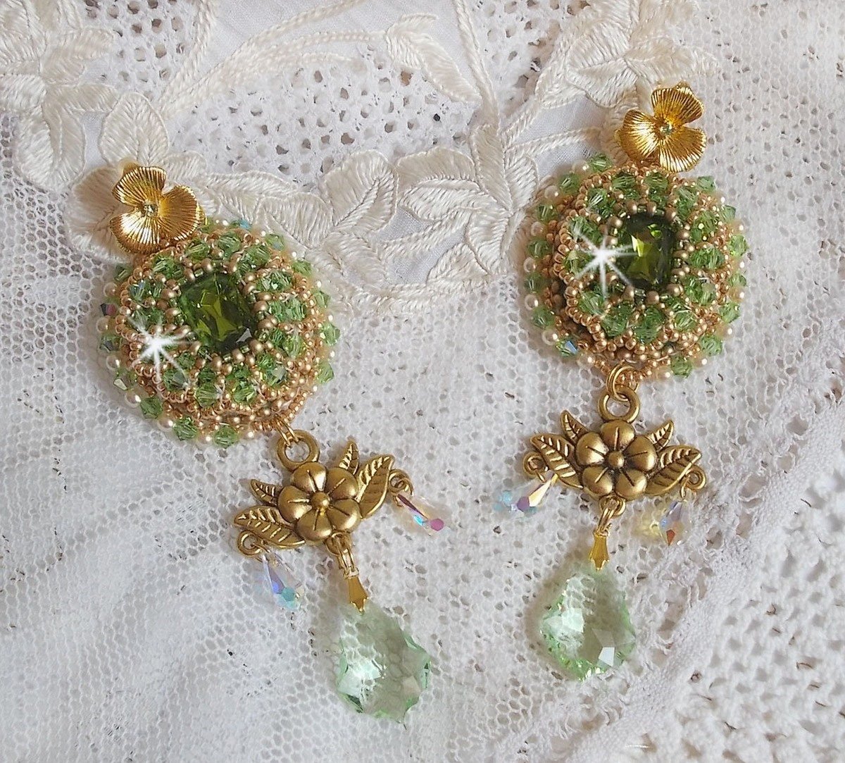 BO Garden Party bordado con cabujones verdes vintage, cristales de Swarovski, perlas y rocallas Miyuki