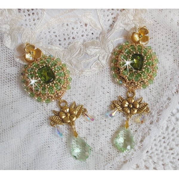 BO Garden Party bordado con cabujones verdes vintage, cristales de Swarovski, perlas y rocallas Miyuki