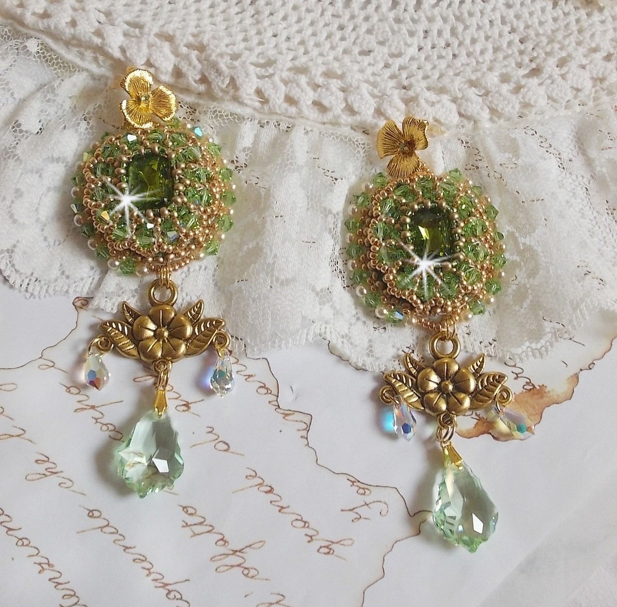 BO Garden Party bordado con cabujones verdes vintage, cristales de Swarovski, perlas y rocallas Miyuki